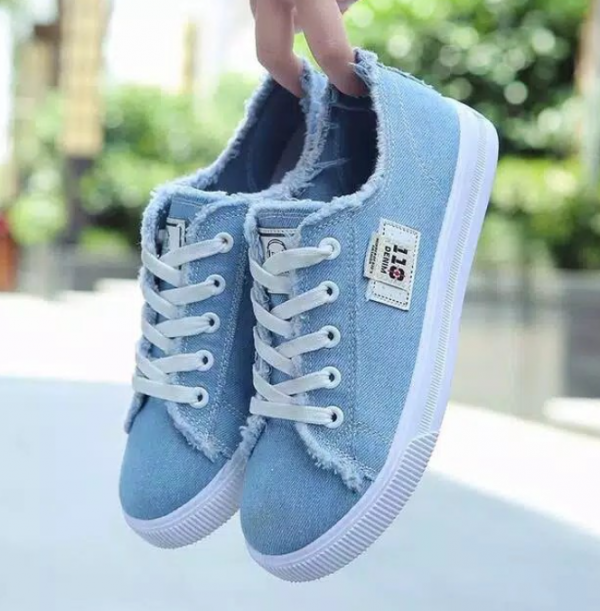 Sepatu Sneakers Berbahan Denim